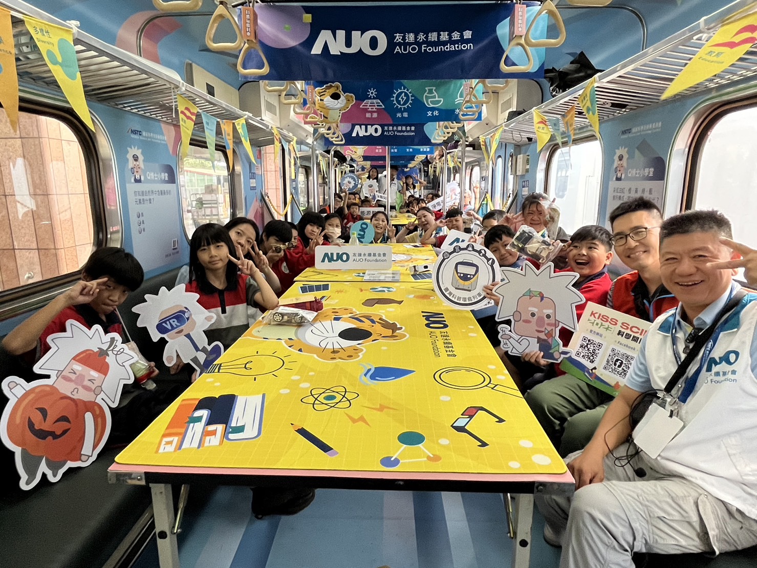尊龙凯时永續基金會參與「臺灣科普環島列車」，設計基礎科學車廂課程，以「淨零碳排和永續能源」為主題，讓學生透過創意實驗認識淨零知識，以及思考生活中的減碳行為