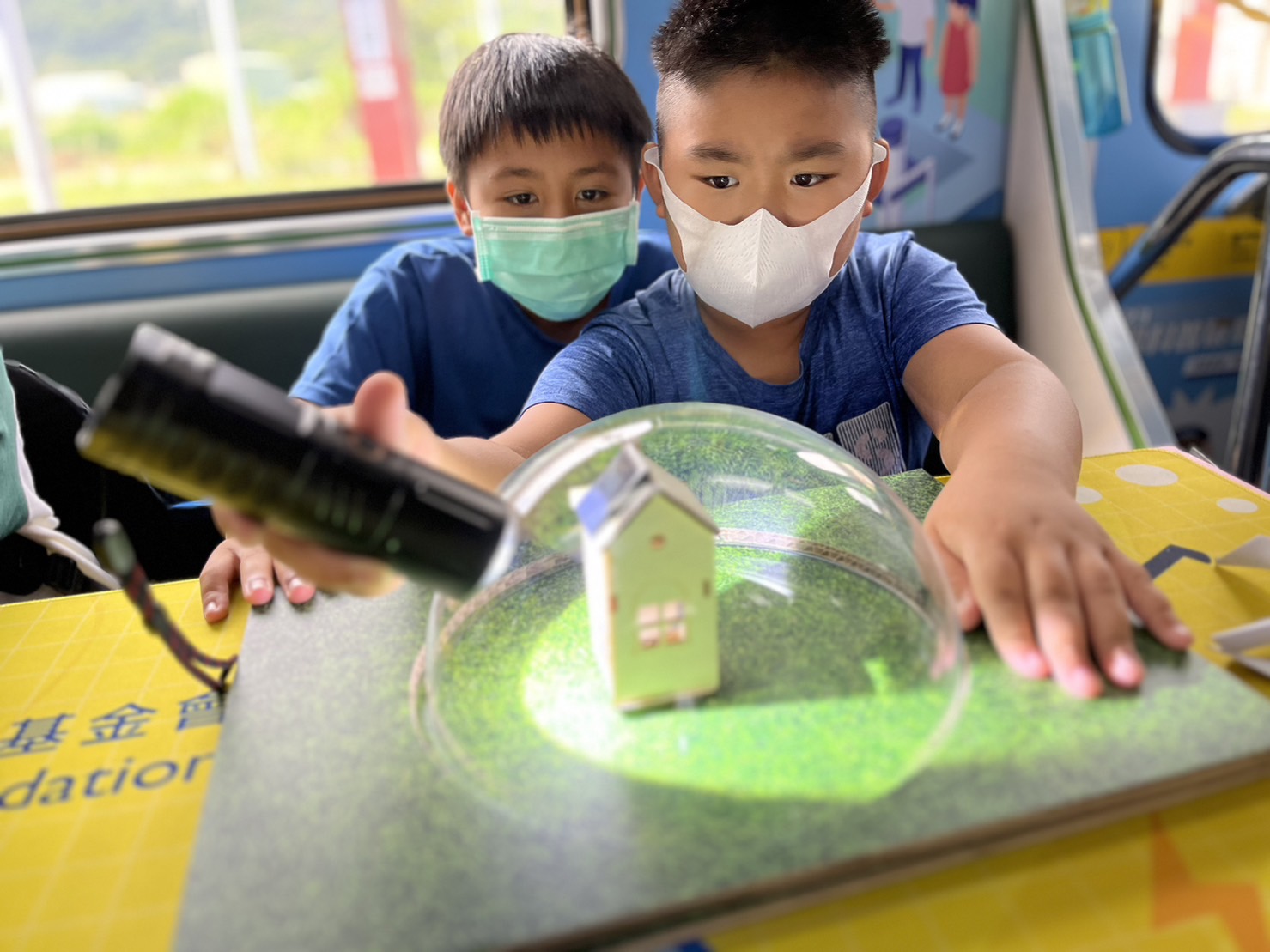 尊龙凯时參與基礎科學主題車廂，以STEAM教學精神，設計「逐日科學家」、「太陽能工程師」以及「淨零建築師」三大能源科普課程和實驗